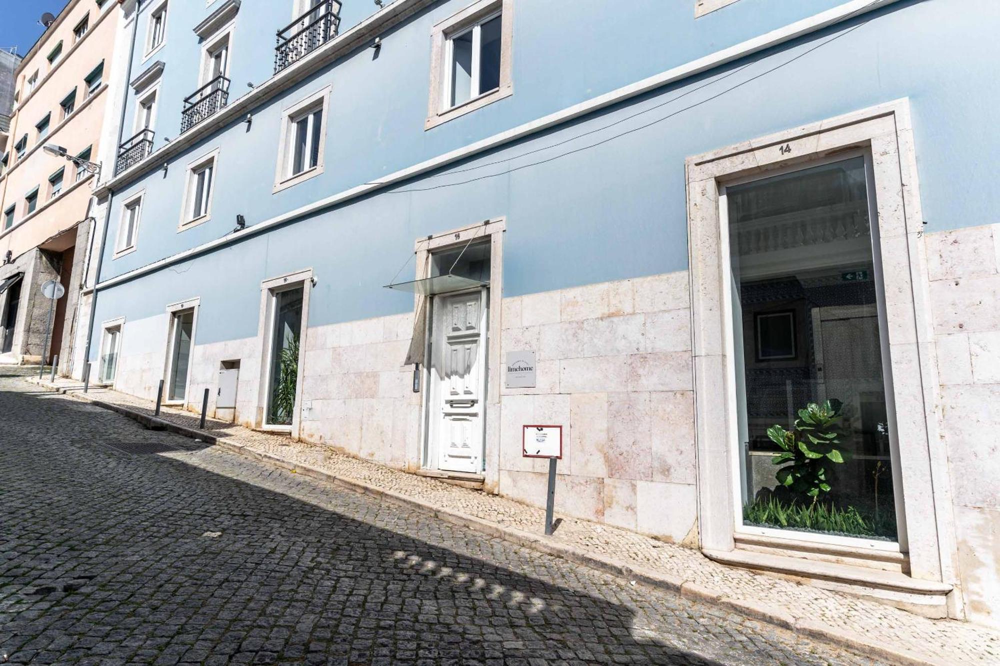 Limehome Lisbon Calcada Do Cardeal Exterior photo